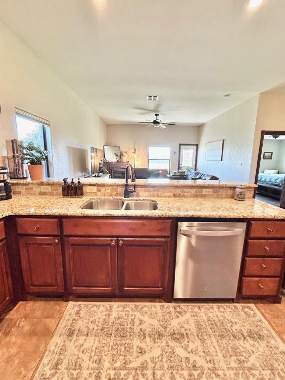 Building Photo - 8470 SW Sun Valley Dr