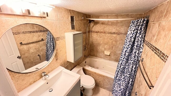 Building Photo - 1/1 Ready for Move In! Heart of Orlando Gated Community with Amenities!