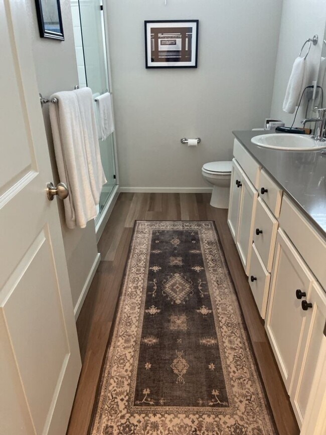 Building Photo - Newer 2 Bed / 2 Bath 2nd Floor Condo w/ 2 Car Garage