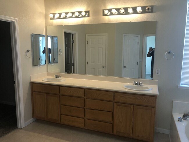 Building Photo - Stunning home in the much desired Dixon ar...