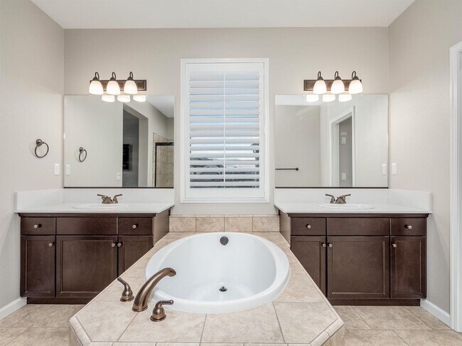 Building Photo - Newly Built 5 Bedroom Home Near Clovis East