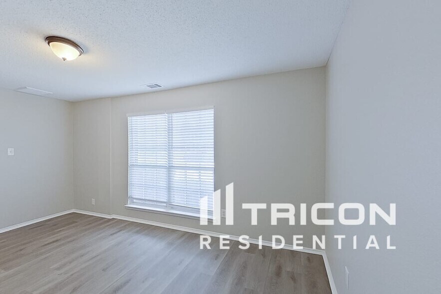 Building Photo - 608 Canyon Pl