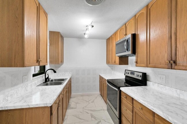 Building Photo - 10625 Bresslyn Blvd