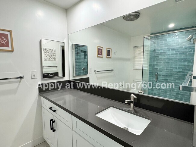 Building Photo - Modern & Updated Home With Solar!