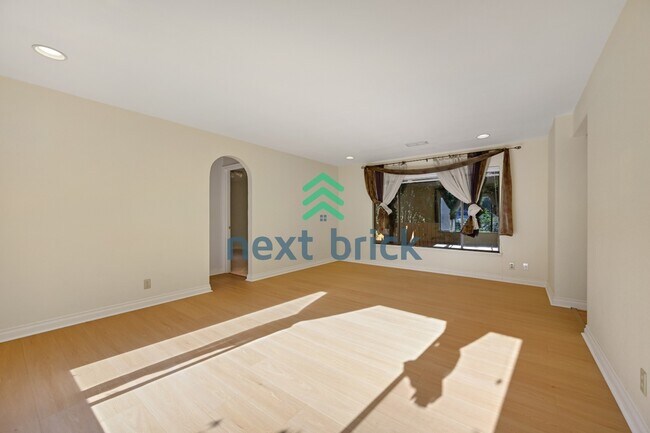 Building Photo - "Spacious 5-Bed Gem with 2.5 Baths in Prime Redmond Location!"