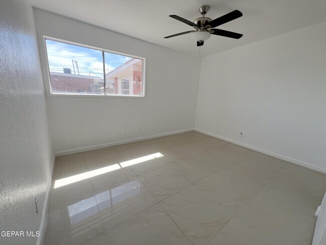 Building Photo - 10009 Jamaica St