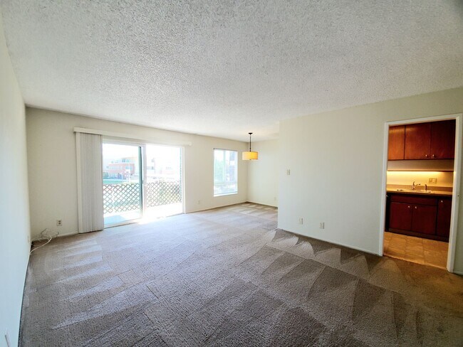 Building Photo - Spacious, sunny Woodlake Condo