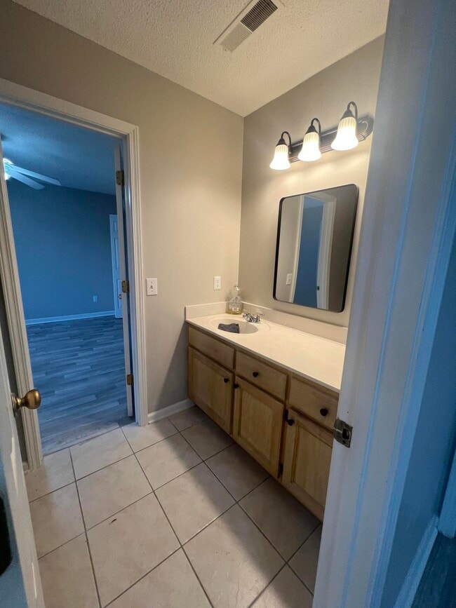 Building Photo - 1240 Inabinet Dr