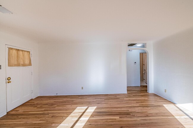 Building Photo - 624 Adams St NE