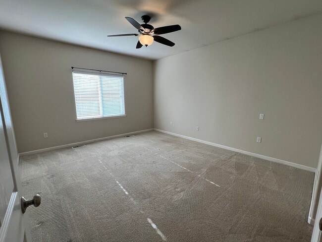 Building Photo - Great location with lots of amenities! 4 b...