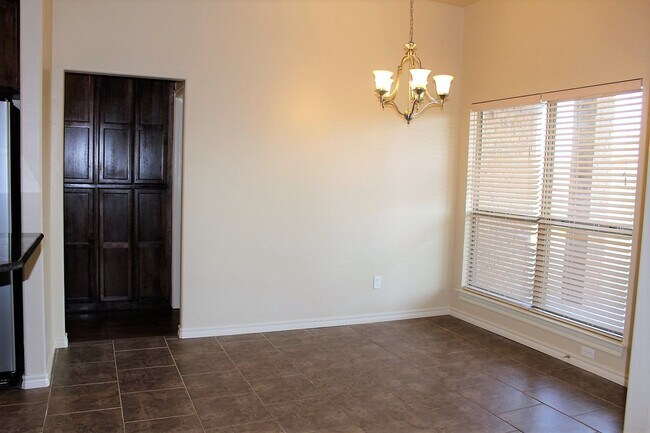 Building Photo - Gorgeous 4 Bed 2 Bath in Gated Community