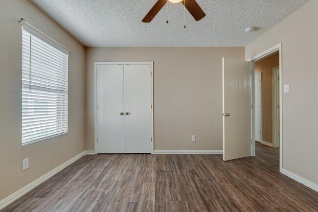 Building Photo - 5536 Camarillo Dr