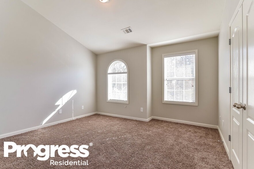 Building Photo - 6522 Silk Tree Pointe