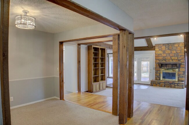 Building Photo - 3-Bed, 2-Bath in BA!