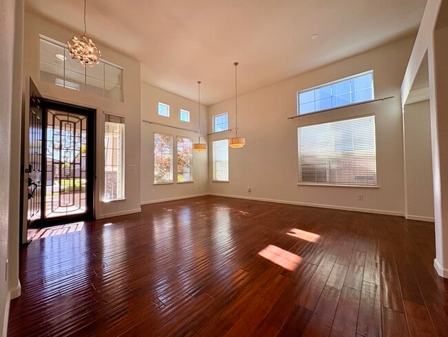 Building Photo - Beautiful 4 Bedroom with a large Pool! Located in Roseville close to a park!