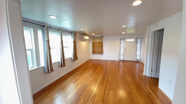 Building Photo - Single Family 2 Bedroom 1 Bath Home on Large Fenced Lot