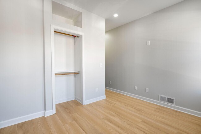 Building Photo - 524 N Pulaski St