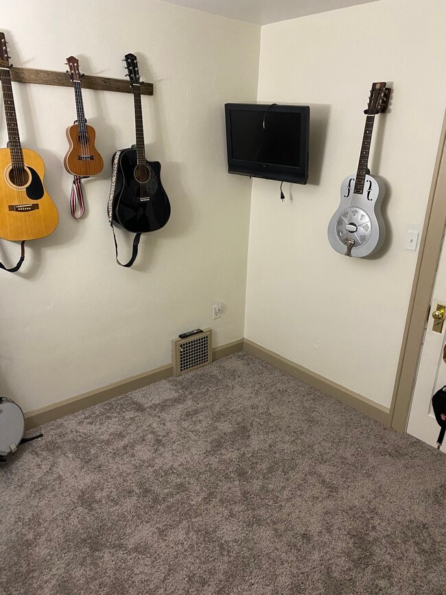 Building Photo - 2617 Maple Ave NE