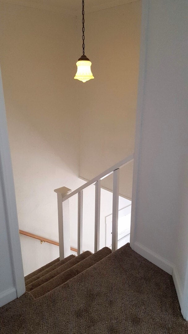 Building Photo - Three bedroom, 2 bath with high ceilings d...