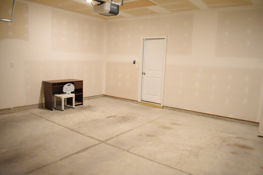 Building Photo - 832 Delta Ct