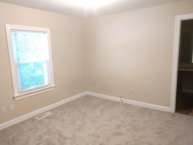 Building Photo - Cute 2 Bedroom Ranch!! Great deck and yard!