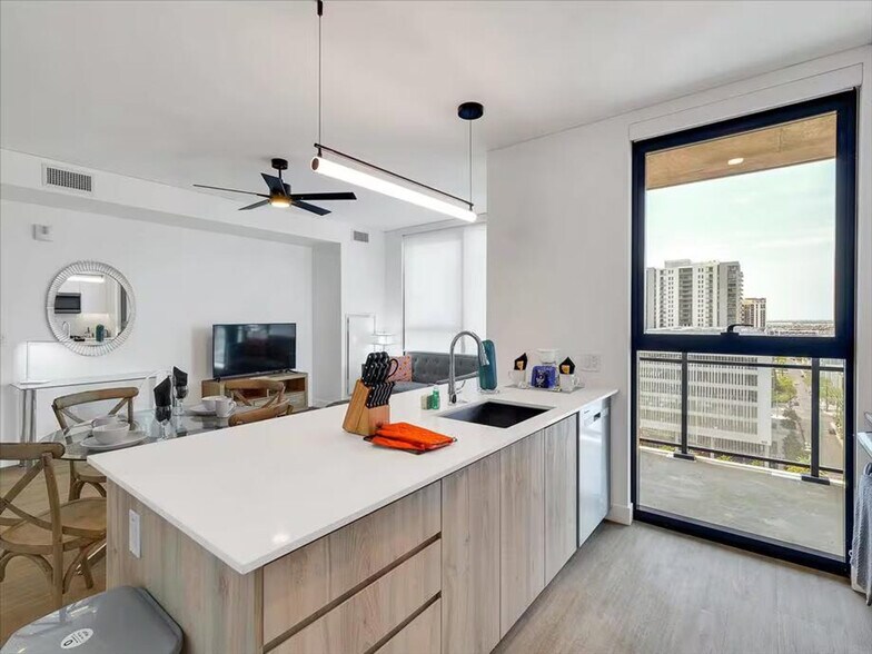 Building Photo - 817 N 6th St