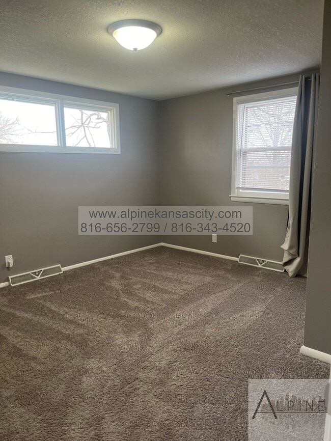 Building Photo - 5 Bedrooms, PLUS Rec Room in Gladstone!