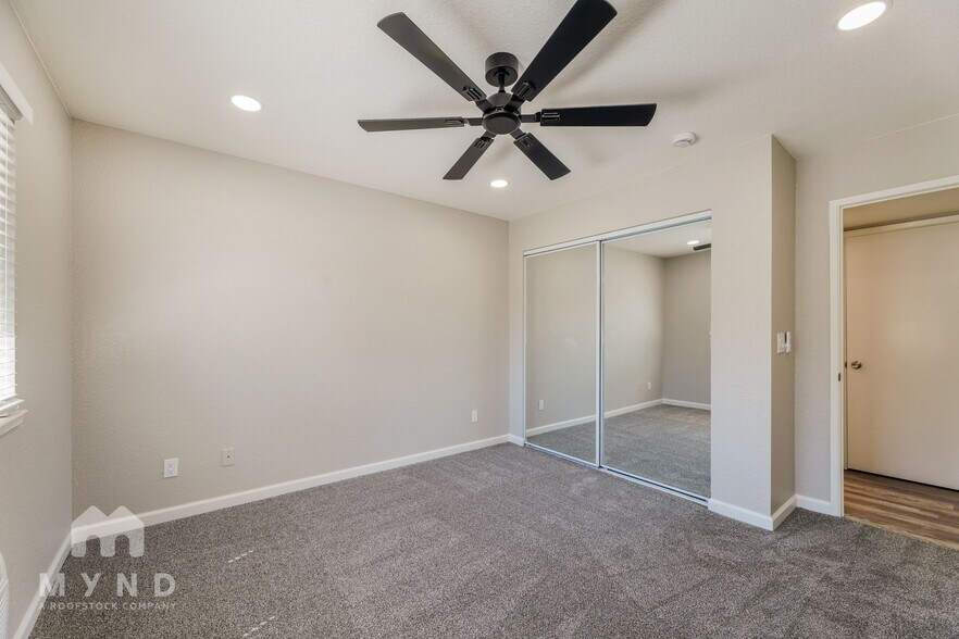 Building Photo - 905 Carro Dr