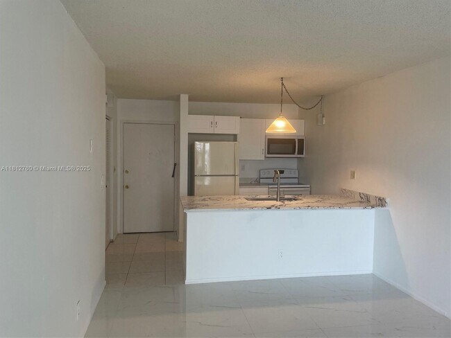 Building Photo - 2701 Riverside Dr