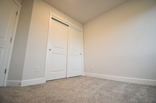 Building Photo - Beautiful 4 Bedroom 3.5 BA Home! Mother in Law Suite, Attached Garage & Top floor Bonus Room!