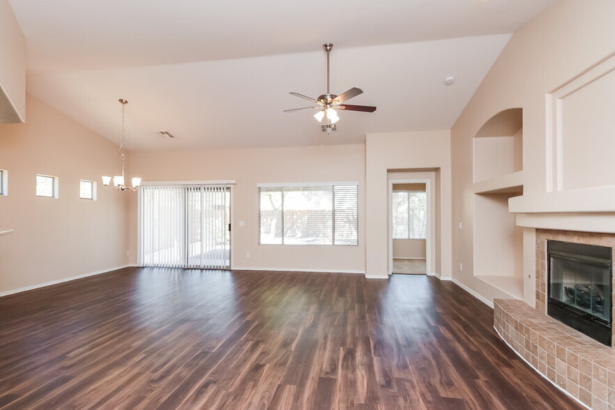 Building Photo - 2540 W Silver Streak Way
