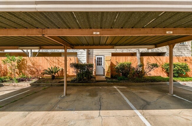 Building Photo - 10615 Briar Forest Dr