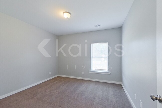 Building Photo - 204 White Oak Cir