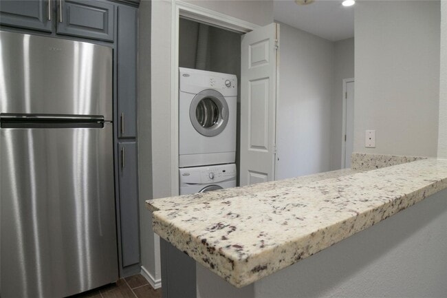 Building Photo - Newly Renovated Two Bedroom Condo in Oak Lawn