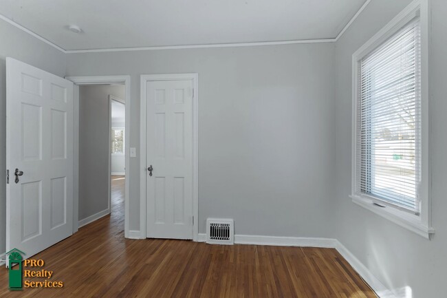 Building Photo - 3 Bedroom Home in Robbinsdale