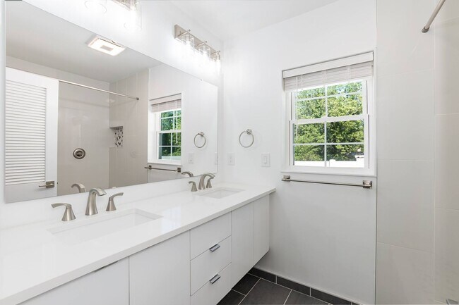 Building Photo - Sheek Updated Home With Pool!