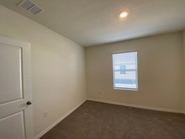 Building Photo - Lake Diamond-North - 4/2/2 *Available Now*...