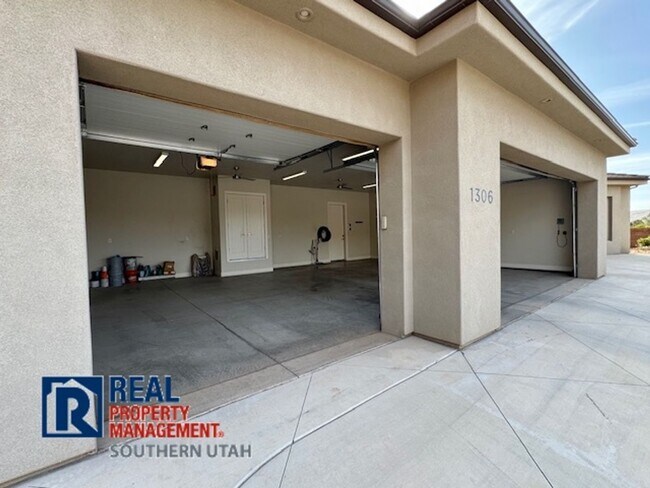 Building Photo - 4 Bedroom home on elevated Bloomington lot...