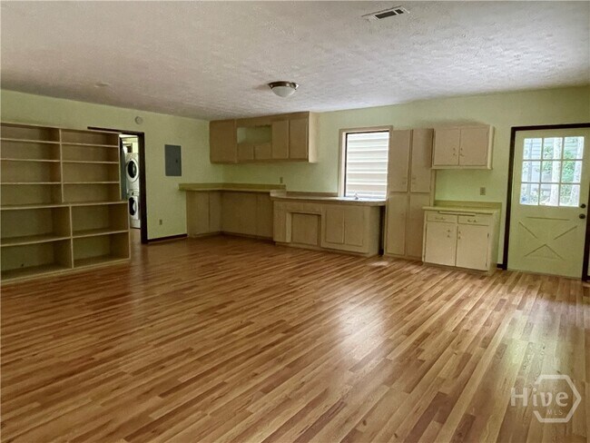 Building Photo - 170 Longview Dr