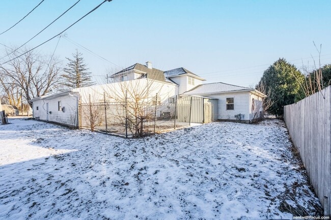 Building Photo - 1350 Manitowoc Rd