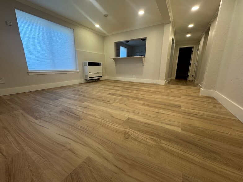 Living room - 927 Stewart St