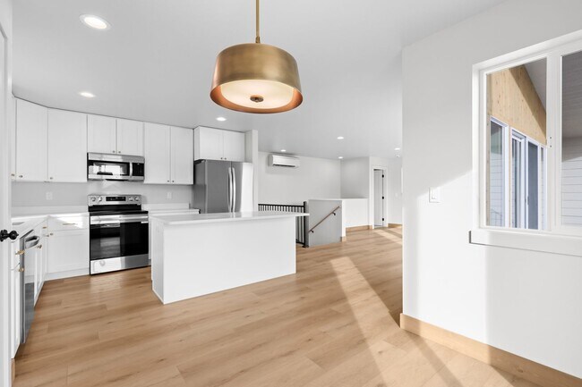 Building Photo - 865 9th St W