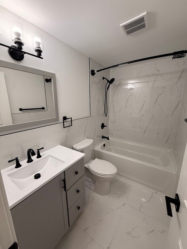 Building Photo - 827 Woods Ct