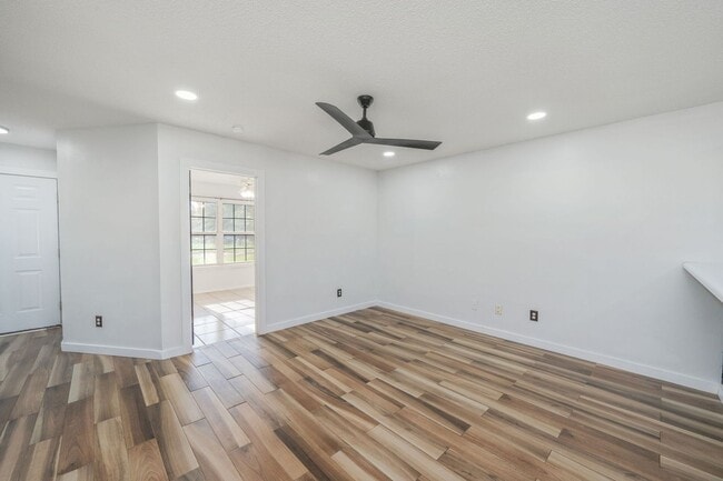 Building Photo - North Crestview Home!