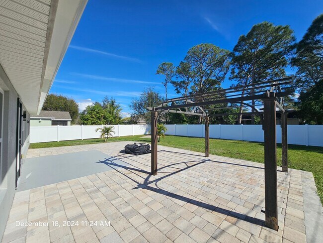 Building Photo - ** Beautiful 3/2 home featuring modern upgrades and a prime location!**