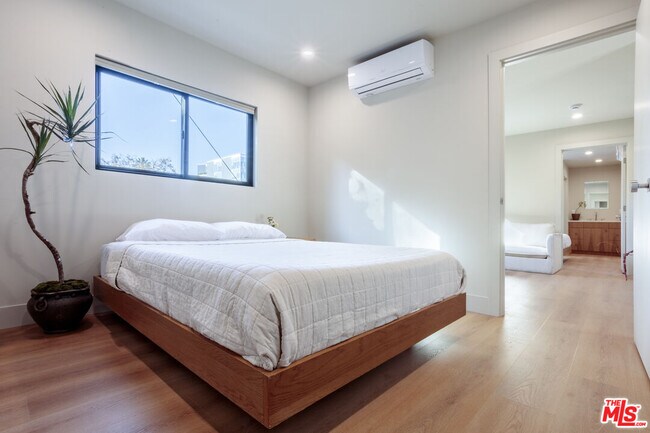 Building Photo - 859 N Mansfield Ave