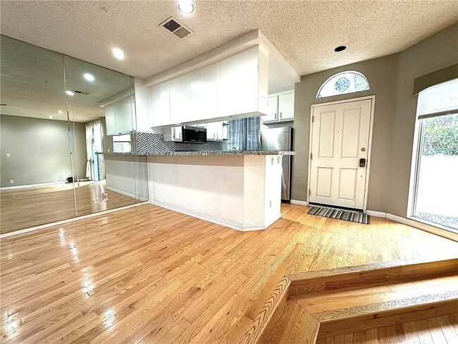 Building Photo - 1097 Blanche St