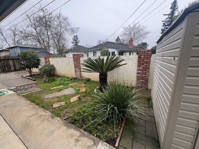 Building Photo - 2217 Madera Rd