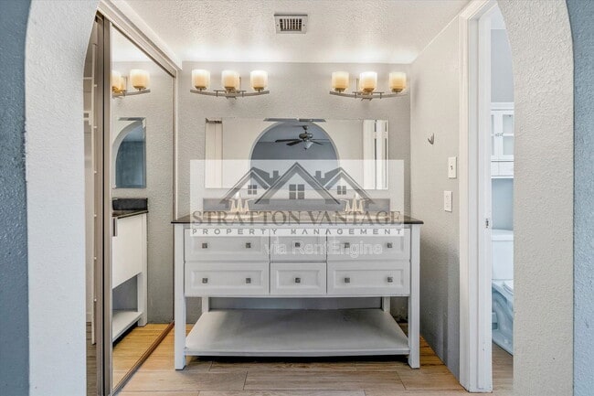 Building Photo - 2142 S Las Palmas