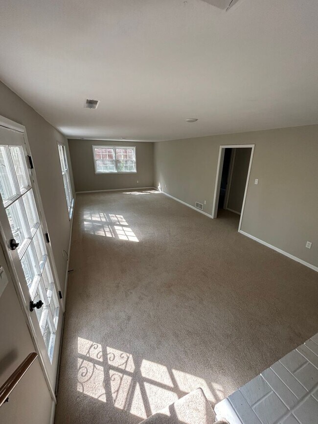 Building Photo - 5 bed 2 bath House in a quiet neighborhood